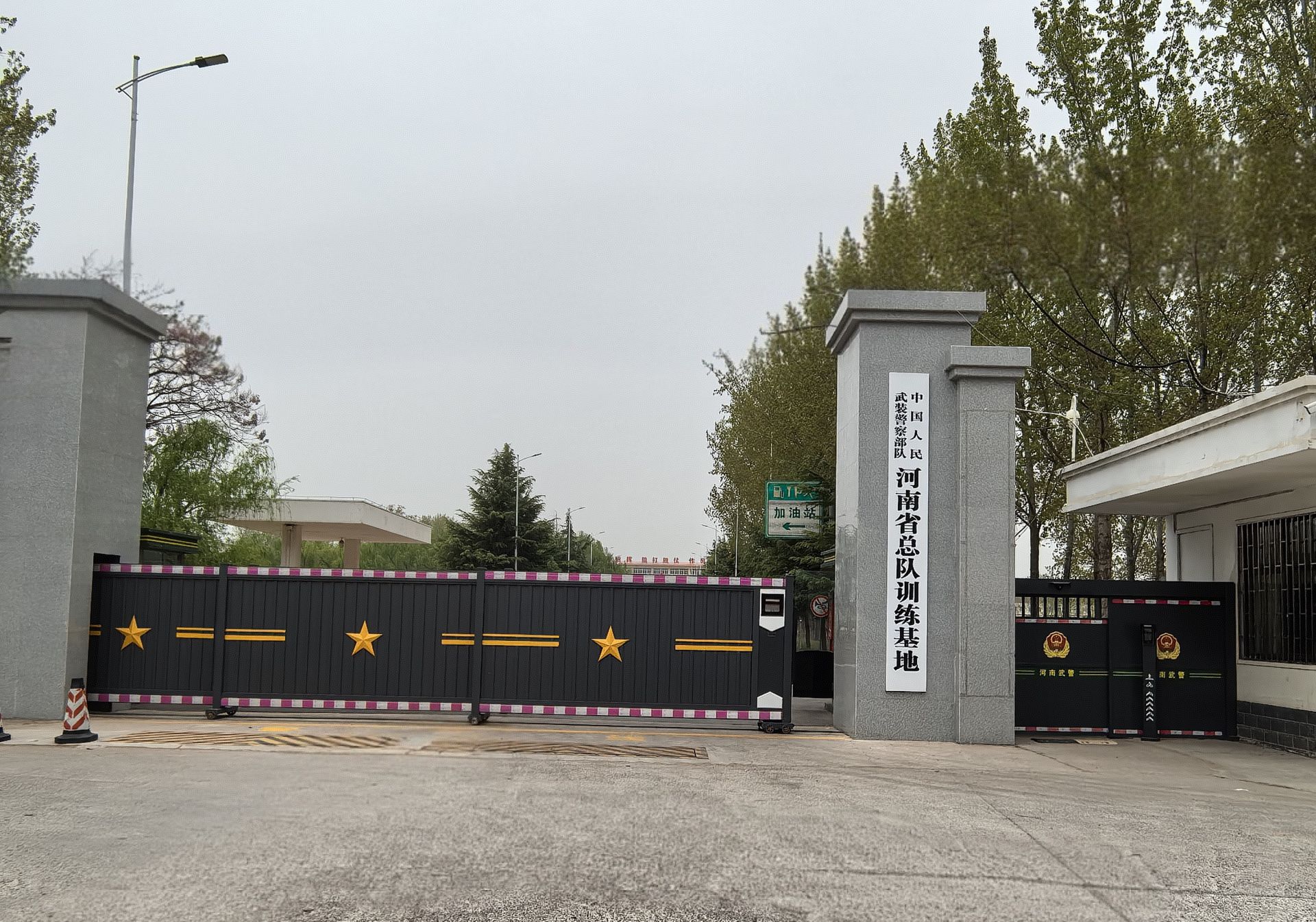 定制产品 封板段滑门+人行通道小门